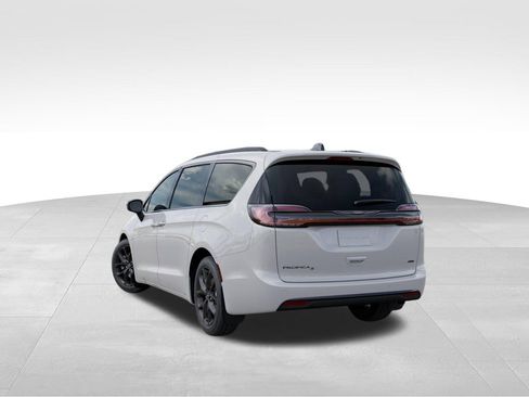 New 2026 Chrysler Pacifica Select w/ S Appearance Package AWD/4WD image 3