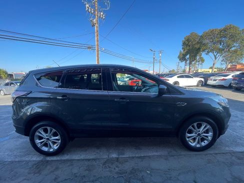 Used 2017 Ford Escape SE FWD image 4