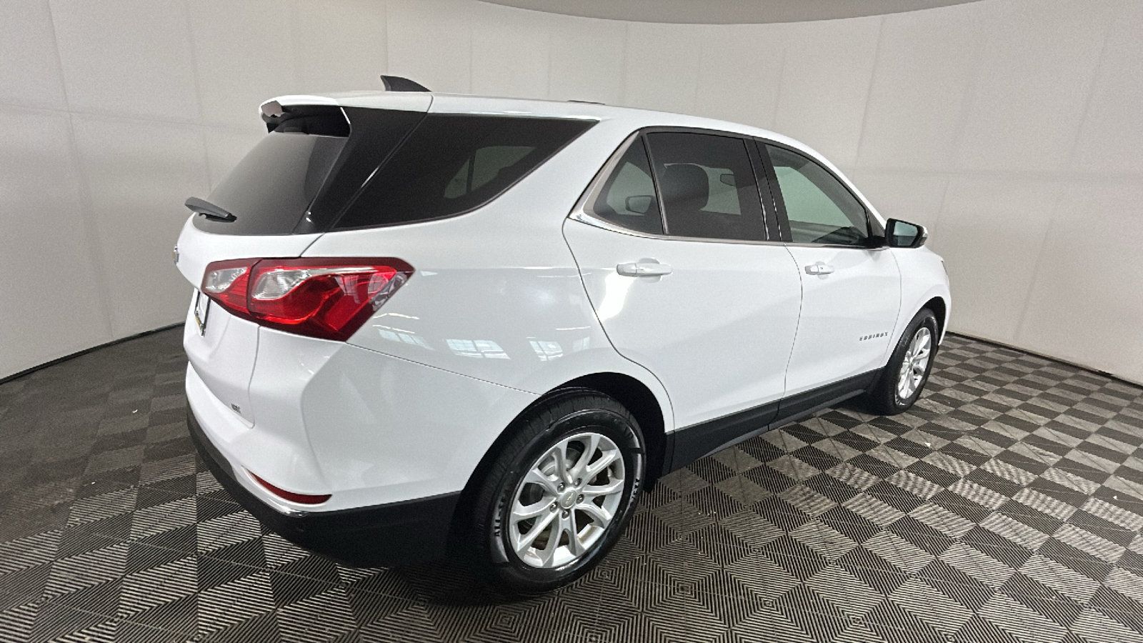 Used 2019 Chevrolet Equinox LT w/ Driver Convenience Package FWD image 3