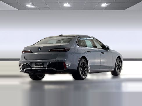 Used 2023 BMW 740i w/ Parking Assistance Package RWD image 8