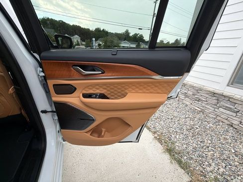 Used 2022 Jeep Grand Cherokee Summit AWD/4WD image 50