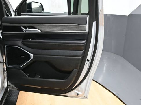 Used 2024 Jeep Wagoneer L Series II RWD image 38