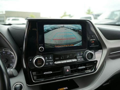 Used 2024 Toyota Highlander XLE FWD image 14