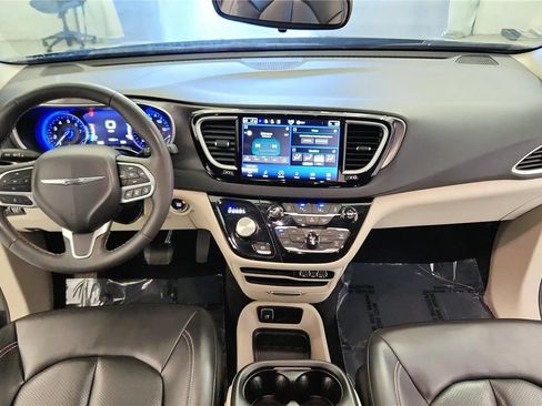 Used 2023 Chrysler Pacifica Touring-L FWD image 33