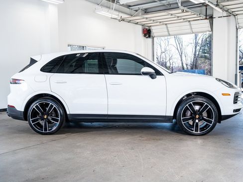 Used 2023 Porsche Cayenne Platinum Edition image 5