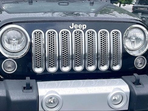 Used 2015 Jeep Wrangler Unlimited Sahara w/ Connectivity Group AWD/4WD image 31