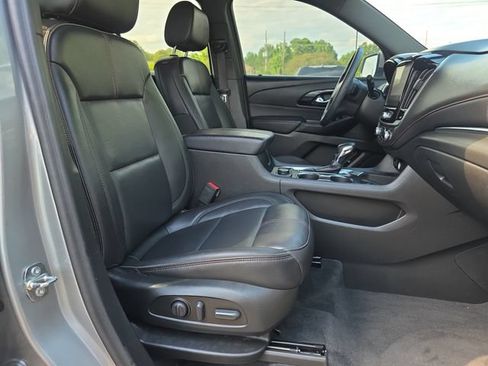 Used 2023 Chevrolet Traverse RS FWD image 16