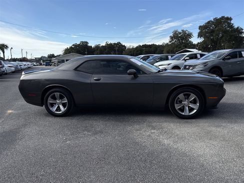 Used 2019 Dodge Challenger SXT image 6