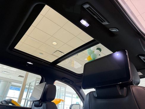 Used 2023 Chevrolet Suburban High Country image 15