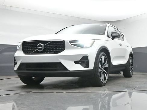 Used 2023 Volvo XC40 B5 Plus AWD/4WD image 13