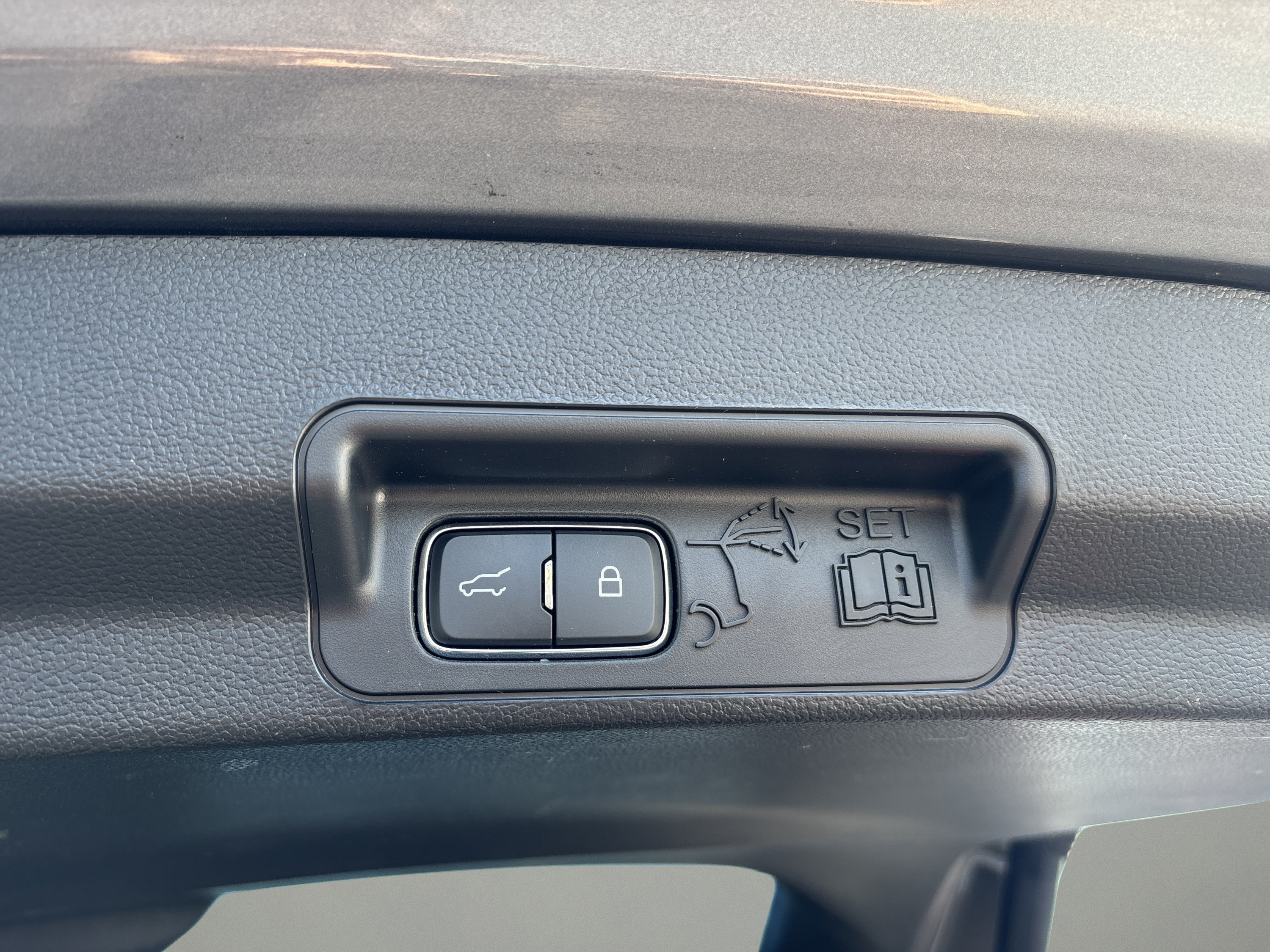 Used 2022 Ford Explorer XLT w/ Equipment Group 202A AWD/4WD image 29