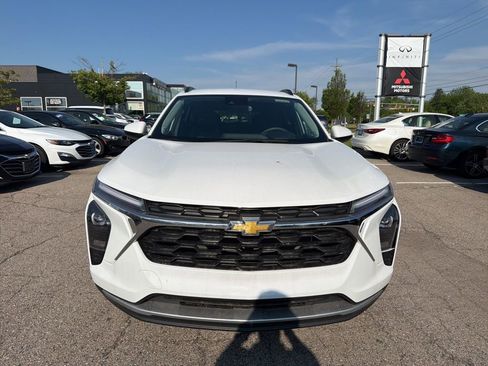 Used 2025 Chevrolet Trax LT FWD image 2