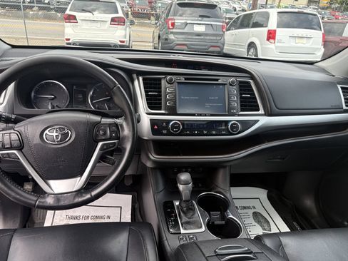 Used 2019 Toyota Highlander XLE AWD/4WD image 10