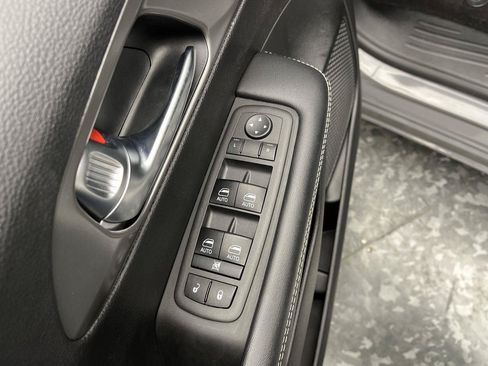 Used 2025 Chrysler Pacifica Select FWD image 7