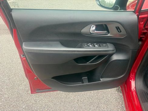 Used 2025 Chrysler Pacifica Select FWD image 13