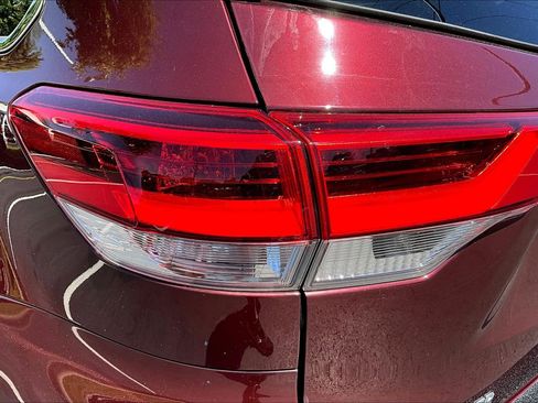Used 2019 Toyota Highlander XLE AWD/4WD image 23