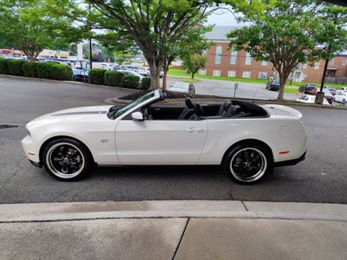 Used 2010 Ford Mustang GT Premium image 25
