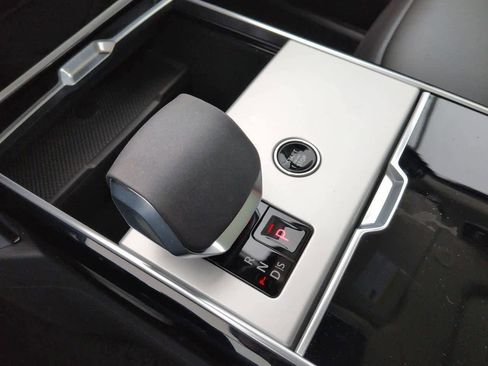 New 2026 Land Rover Range Rover Long Wheelbase SE image 34