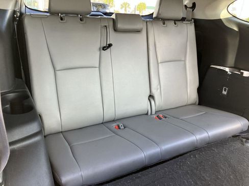 Used 2022 Toyota Highlander XLE AWD/4WD image 30