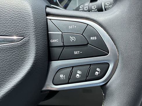 Used 2023 Chrysler Pacifica Touring-L FWD image 29