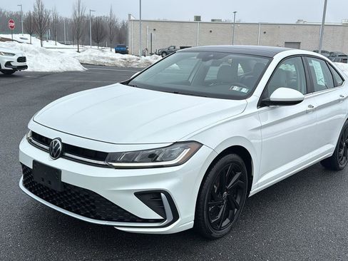 Used 2025 Volkswagen Jetta SE w/ Sunroof Package image 12