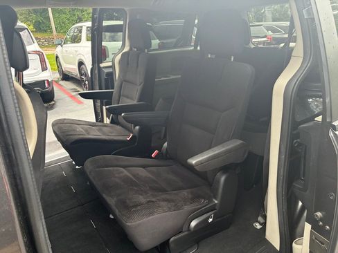 Used 2019 Dodge Grand Caravan SE FWD image 18