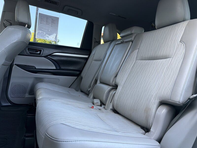 Used 2018 Toyota Highlander Plus FWD image 14