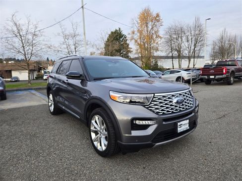 Used 2022 Ford Explorer Platinum w/ Technology Package image 3