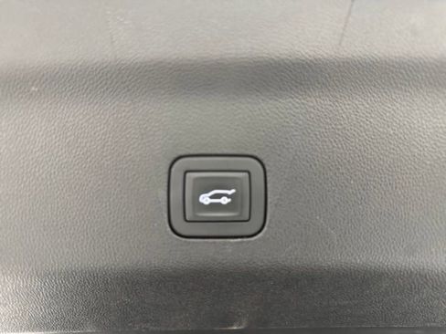 Used 2025 GMC Yukon XL Denali AWD/4WD image 32