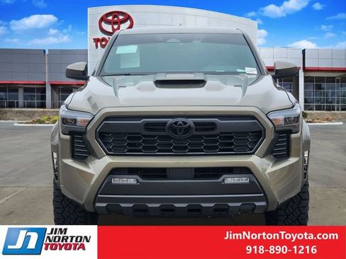 Used 2025 Toyota Tacoma TRD Sport image 2