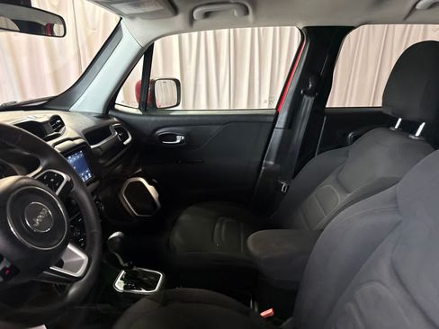 Used 2021 Jeep Renegade Latitude FWD image 20