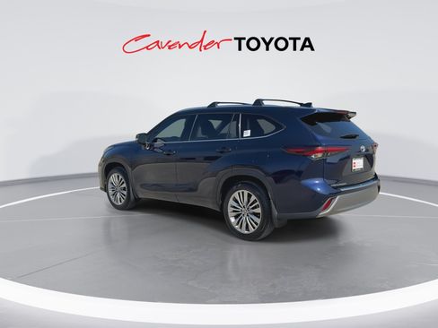 Certified 2025 Toyota Highlander Platinum AWD/4WD image 6