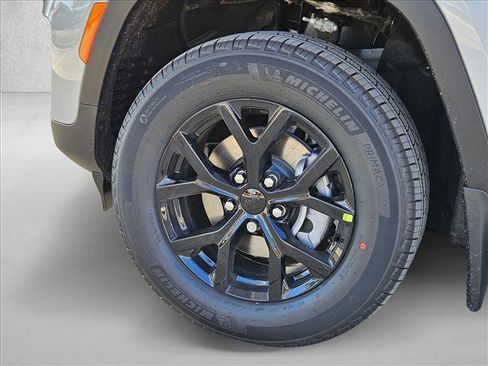 New 2025 Jeep Grand Cherokee Laredo image 10