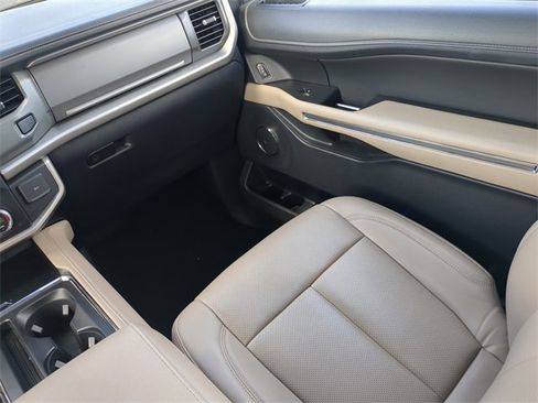 Used 2024 Ford Expedition Max XLT image 19