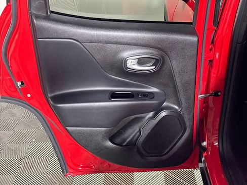 Used 2023 Jeep Renegade Latitude AWD/4WD image 19