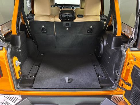 Used 2018 Jeep Wrangler Unlimited Sahara w/ Uconnect 4C Nav & Sound Group AWD/4WD image 18
