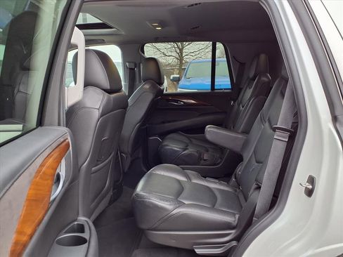 Used 2018 Cadillac Escalade Luxury image 11