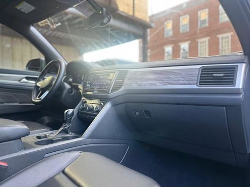 Used 2022 Volkswagen Atlas Cross Sport SE image 16