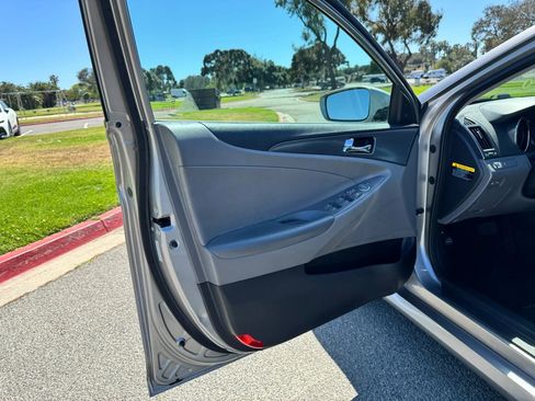 Used 2012 Hyundai Sonata Hybrid w/ Leather Pkg FWD image 16