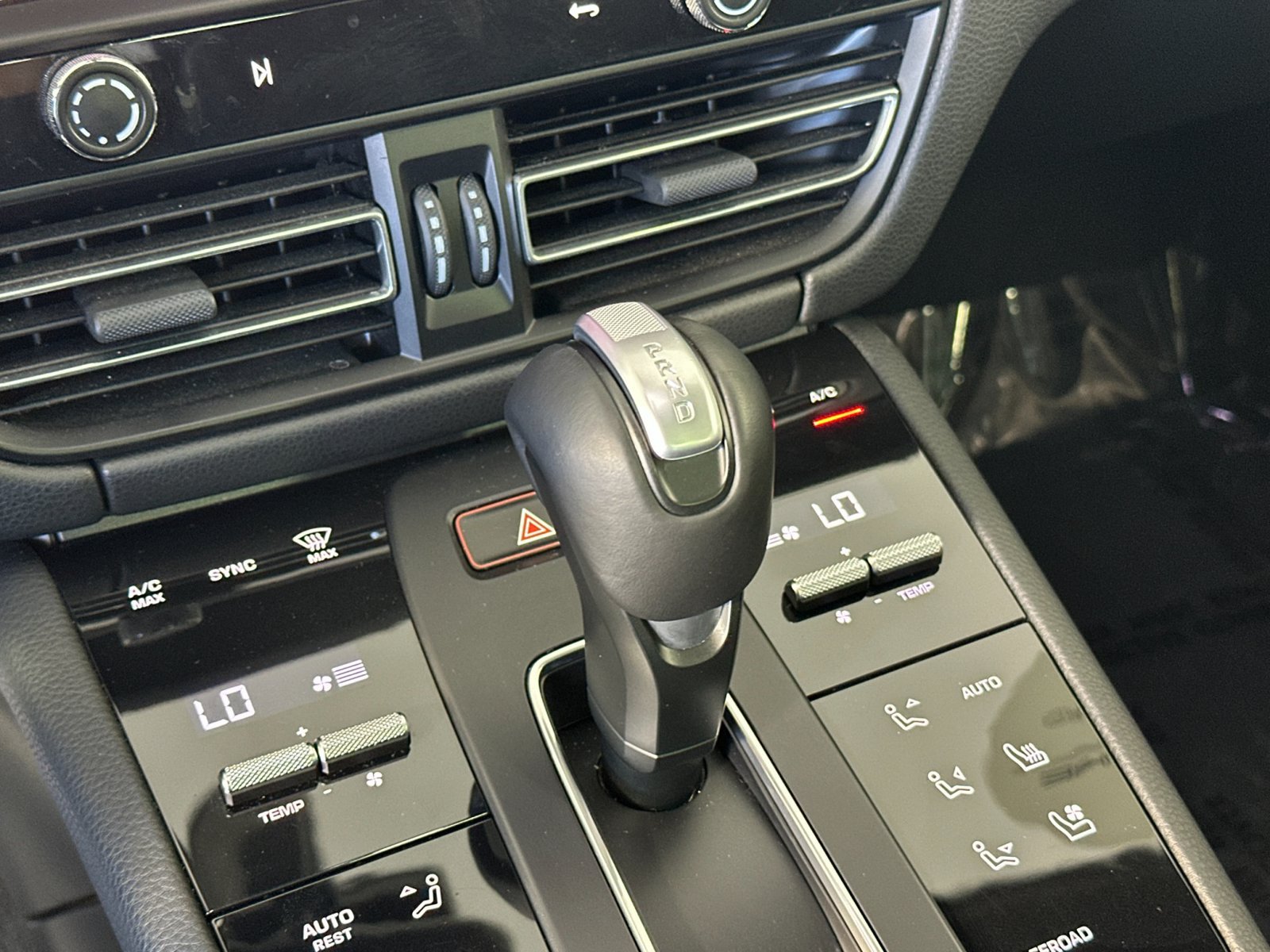 Certified 2024 Porsche Macan AWD/4WD image 26