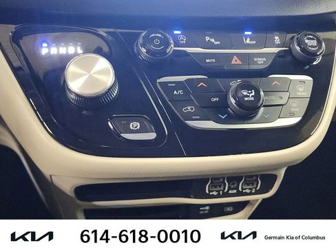 Used 2022 Chrysler Pacifica Touring-L image 25