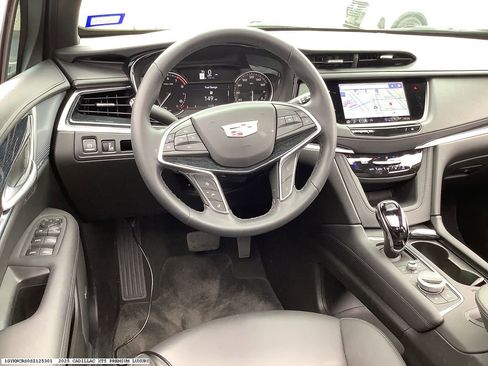 Used 2025 Cadillac XT5 Premium Luxury image 12