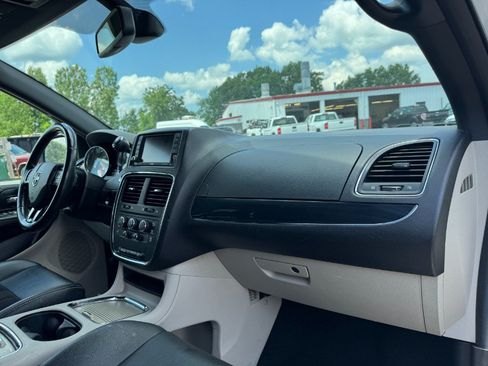 Used 2019 Dodge Grand Caravan SXT FWD image 21