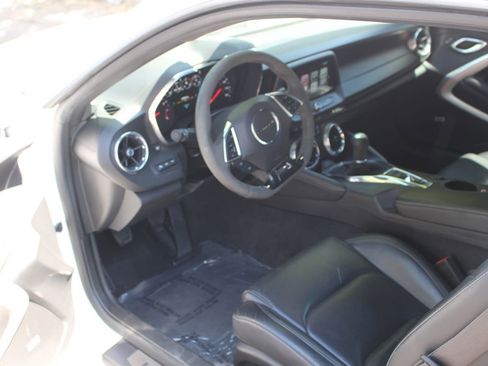 Used 2017 Chevrolet Camaro LT RWD image 7