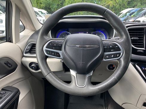 Used 2022 Chrysler Pacifica Touring-L FWD image 17