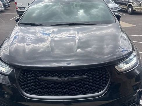 Used 2023 Chrysler Pacifica Limited w/ S Appearance Package image 2