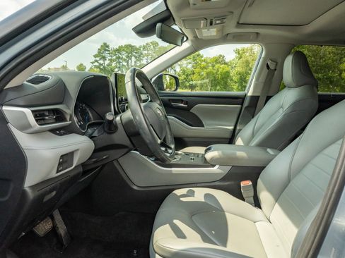 Used 2021 Toyota Highlander XLE FWD image 11