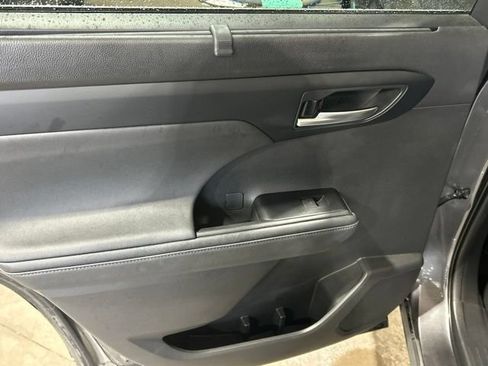 Used 2021 Toyota Highlander XLE AWD/4WD image 28