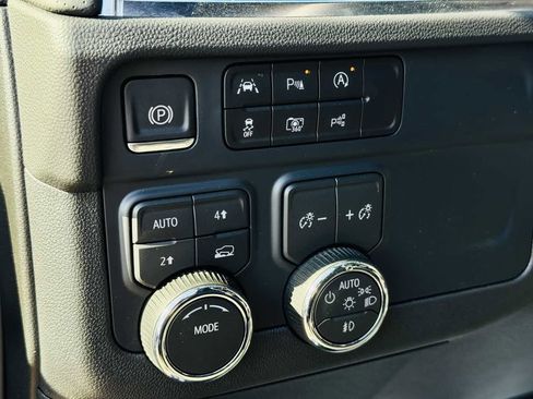 Used 2025 Chevrolet Suburban Premier AWD/4WD image 16