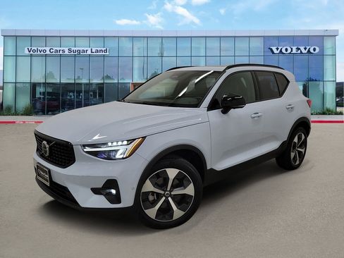 Certified 2025 Volvo XC40 B5 Plus image 1